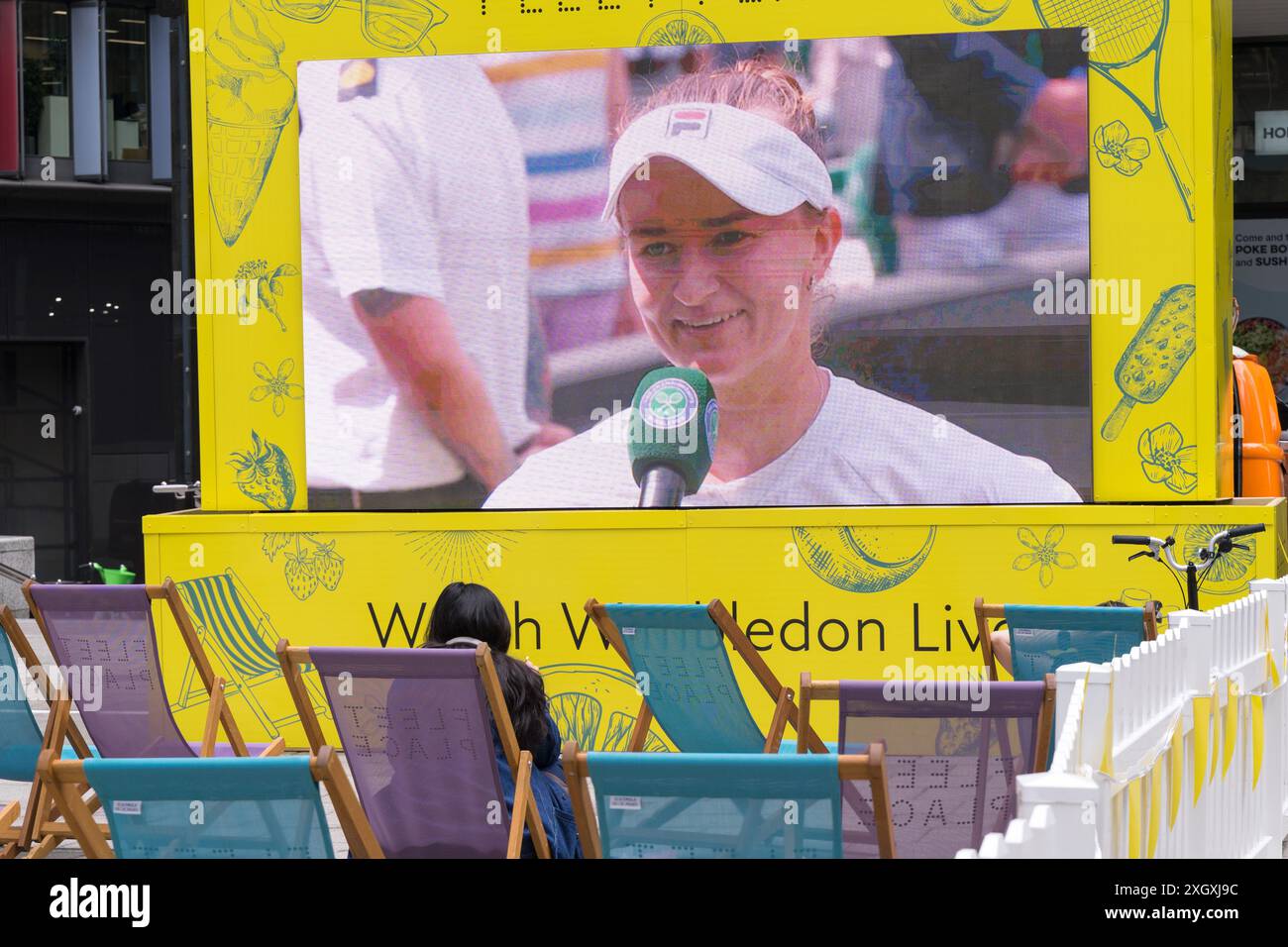 Londres Royaume-Uni 10 juillet 2024. Écran géant à London Fleet place, montrant le tournoi de tennis de Wimbledon, jour 10. Krejcikova (CZE) contre Ostapenko (LAT) dans le match de quart de finale en simple femme au All England Lawn Tennis and Croquet Club, Londres, Angleterre. Crédit : Glosszoom/Alamy Live News Banque D'Images