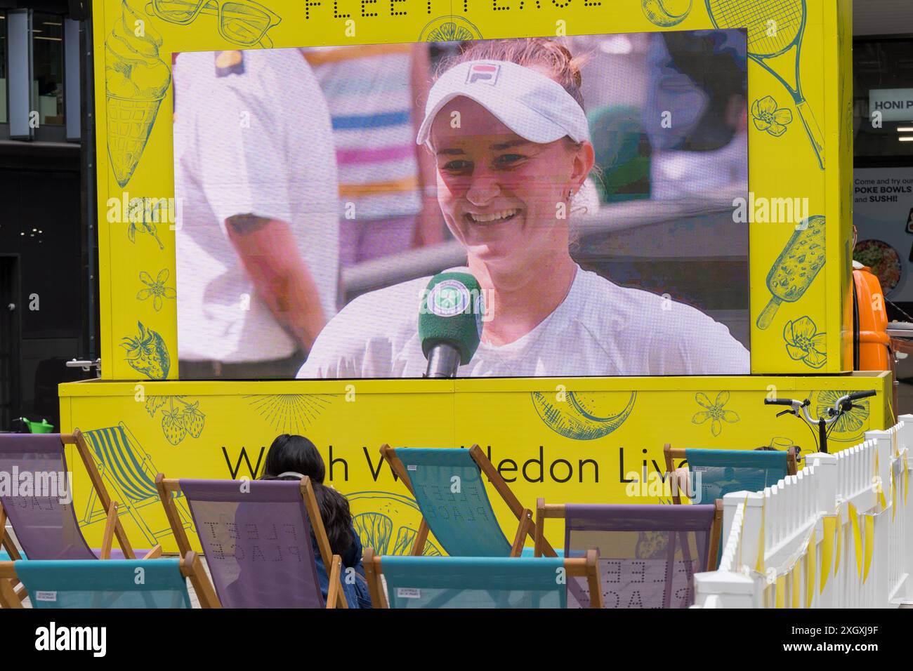 Londres Royaume-Uni 10 juillet 2024. Écran géant à London Fleet place, montrant le tournoi de tennis de Wimbledon, jour 10. Krejcikova (CZE) contre Ostapenko (LAT) dans le match de quart de finale en simple femme au All England Lawn Tennis and Croquet Club, Londres, Angleterre. Crédit : Glosszoom/Alamy Live News Banque D'Images