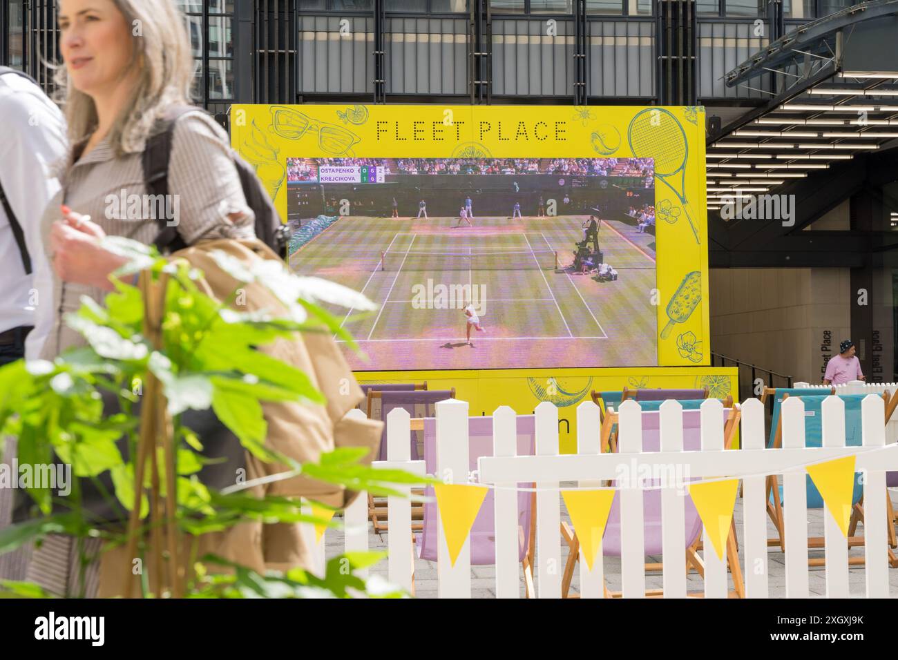 Londres Royaume-Uni 10 juillet 2024. Écran géant à London Fleet place, montrant le tournoi de tennis de Wimbledon, jour 10. Krejcikova (CZE) contre Ostapenko (LAT) dans le match de quart de finale en simple femme au All England Lawn Tennis and Croquet Club, Londres, Angleterre. Crédit : Glosszoom/Alamy Live News Banque D'Images