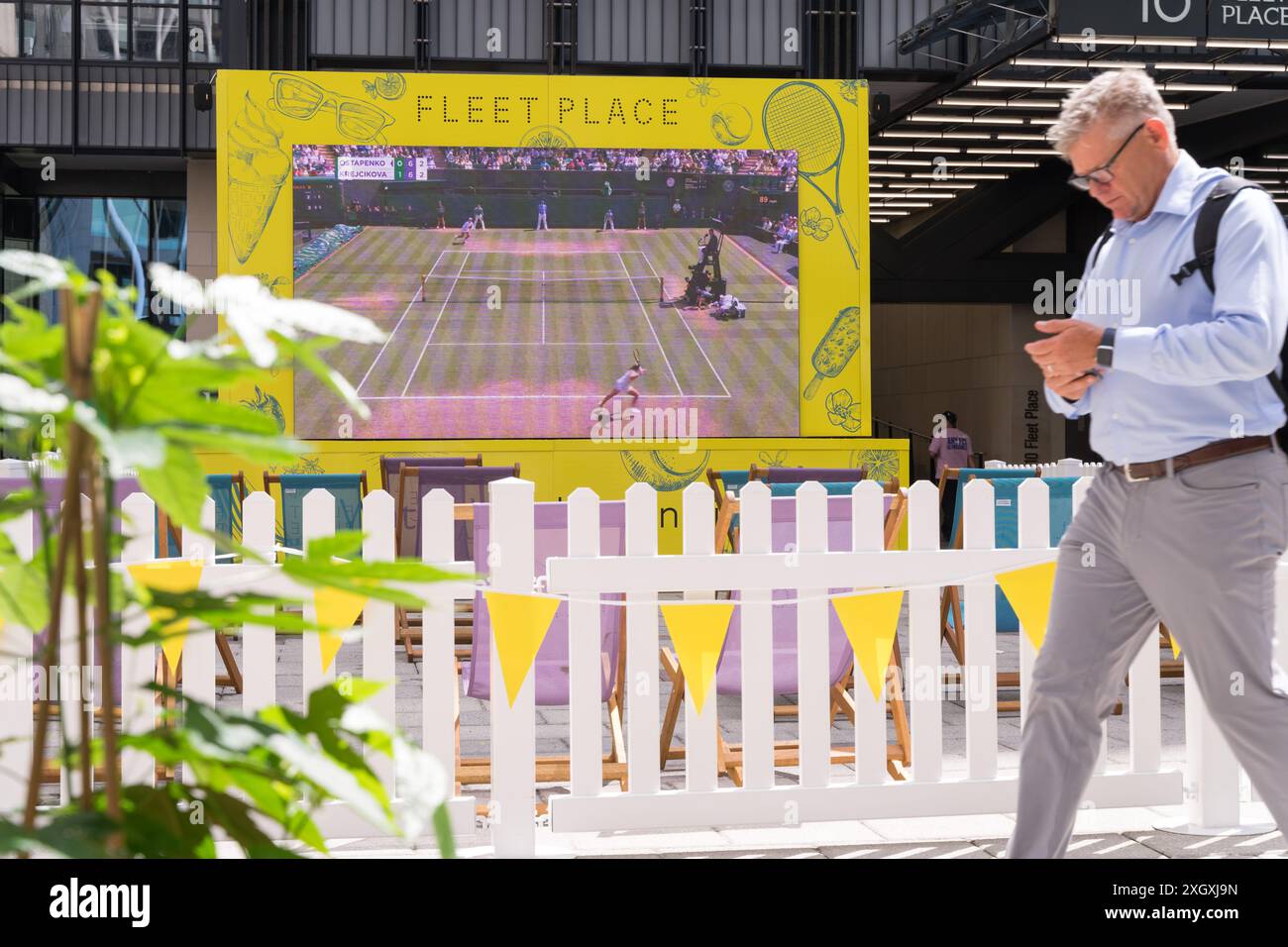Londres Royaume-Uni 10 juillet 2024. Écran géant à London Fleet place, montrant le tournoi de tennis de Wimbledon, jour 10. Krejcikova (CZE) contre Ostapenko (LAT) dans le match de quart de finale en simple femme au All England Lawn Tennis and Croquet Club, Londres, Angleterre. Crédit : Glosszoom/Alamy Live News Banque D'Images