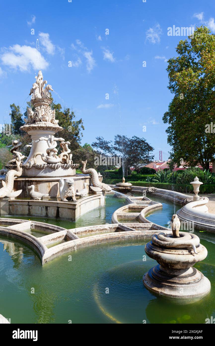 La fontaine dans le jardin botanique d'Ajuda (Jardim Botânico da Ajuda), de la période baroque avec ses diverses créatures marines, Lisbonne, Portugal. Banque D'Images