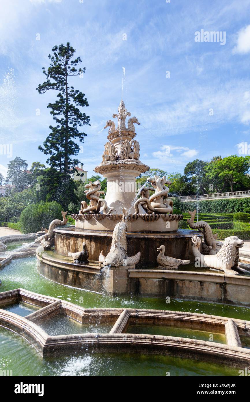 La fontaine dans le jardin botanique d'Ajuda (Jardim Botânico da Ajuda), de la période baroque avec ses diverses créatures marines, Lisbonne, Portugal. Banque D'Images