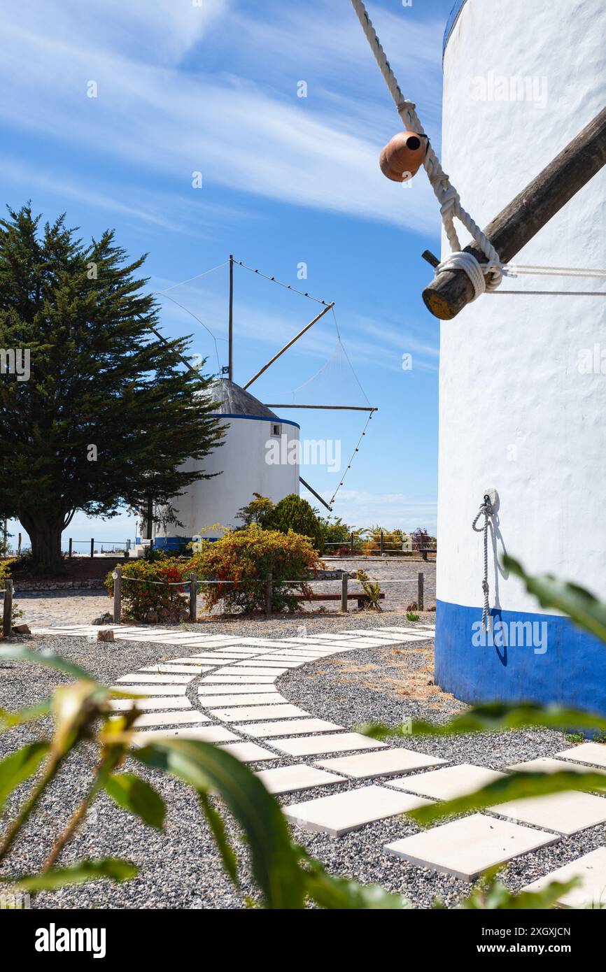 Les deux moulins à vent historiques de Santana (Moinho de Santana et Moinho Velho) sont situés dans le parc de loisirs Moinhos de Santana, à Lisbonne, au Portugal. Banque D'Images