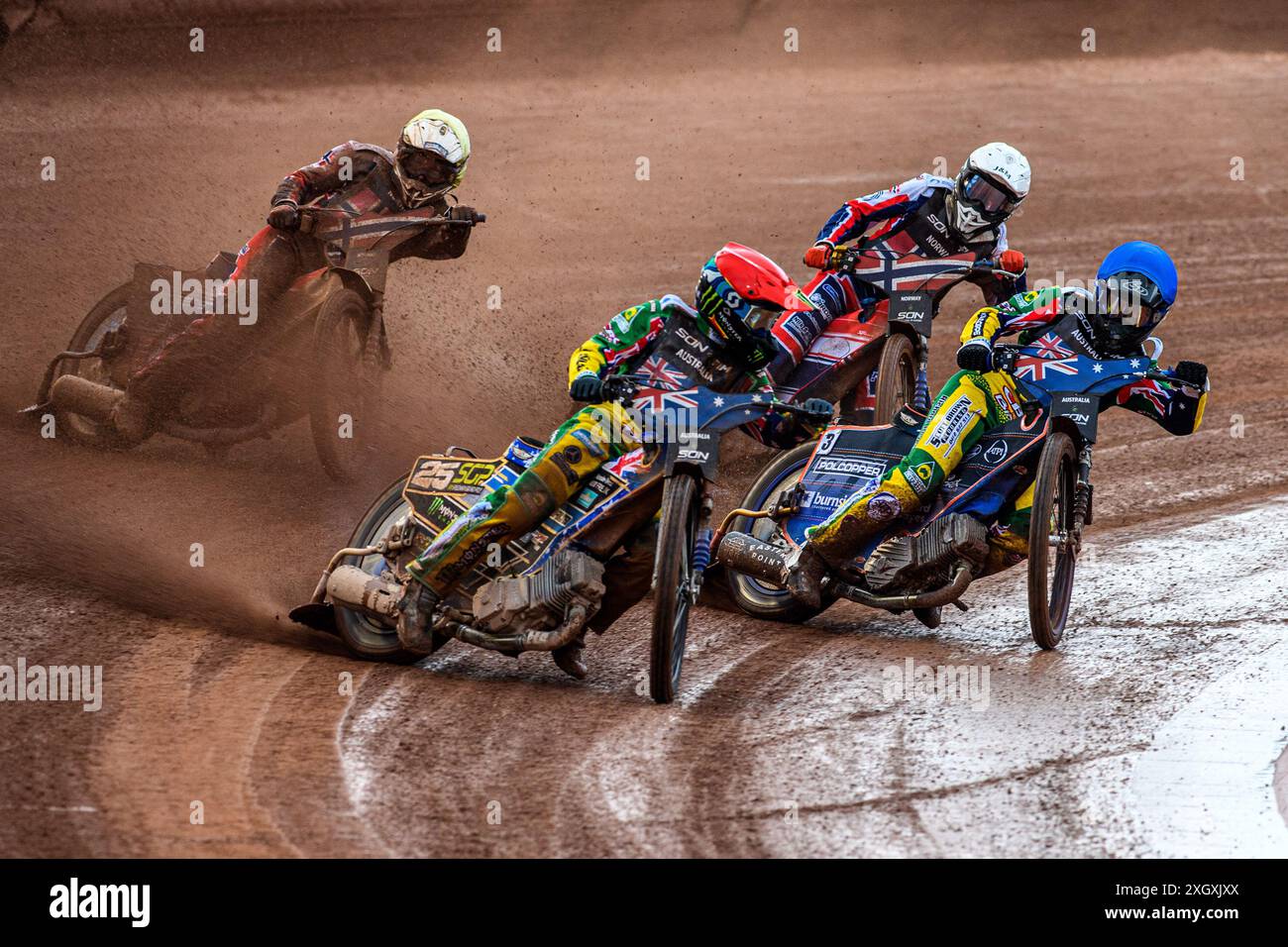 Australie v Norvège : Jack Holder de l'Australie en Rouge chevauche devant son coéquipier Brady Kurtz de l'Australie en Bleu avec Mathias Pollestad de Norvège en Blanc et Truls Kamhaug de Norvège en jaune derrière lors de la Monster Energy FIM Speedway of Nation semi final 2 au National Speedway Stadium, Manchester le mercredi 10 juillet 2024. (Photo : Ian Charles | mi News) Banque D'Images