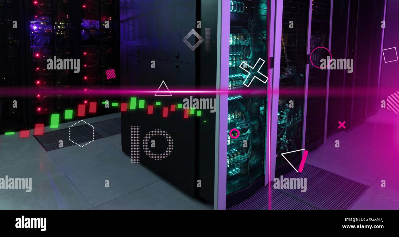 Image des faisceaux roses du scanner, des formes rotatives et des données de traitement graphique sur la salle des serveurs Banque D'Images