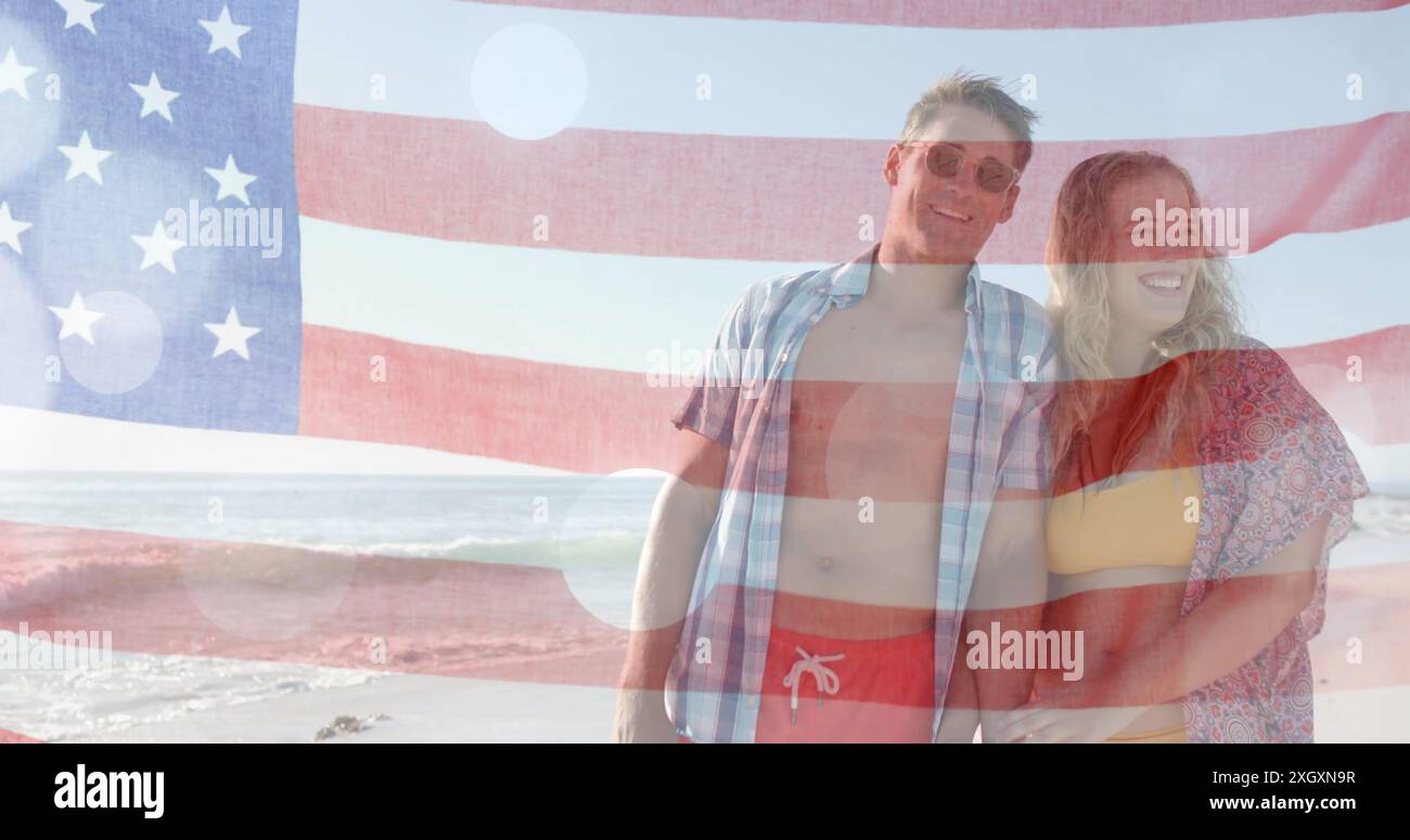 Image du drapeau des états-unis sur un couple caucasien heureux sur la plage en été Banque D'Images