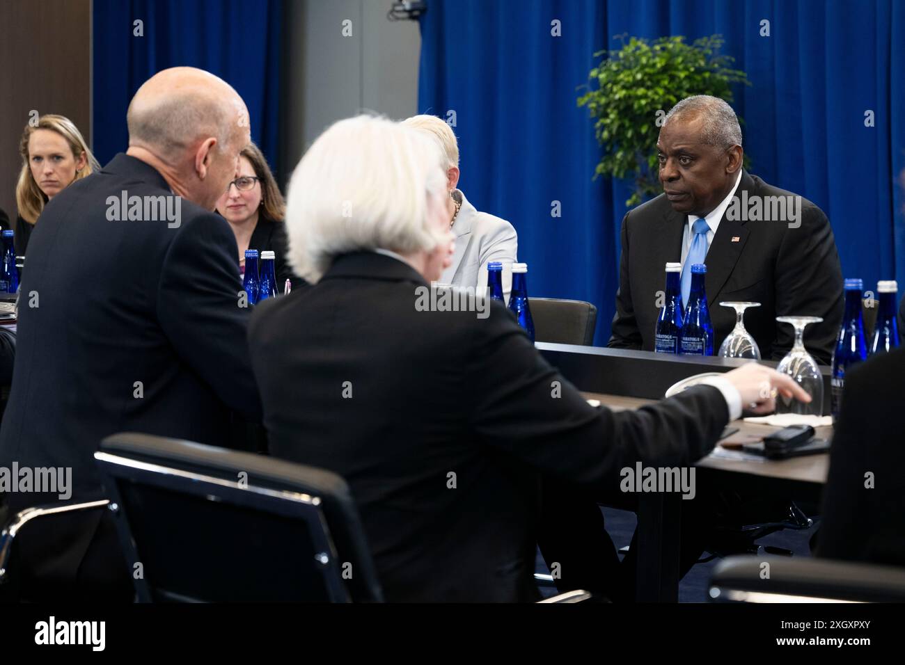 Le secrétaire à la Défense, Lloyd J. Austin III, rencontre le secrétaire d'État à la Défense du Royaume-Uni, John Healey, pour un échange bilatéral lors du sommet du 75e anniversaire de l'OTAN au Marriott Marquis, Washington, D.C. le 10 juillet 2024. (Photo du DOD par le premier maître de 1re classe Alexander Kubitza de l'US Navy) Banque D'Images