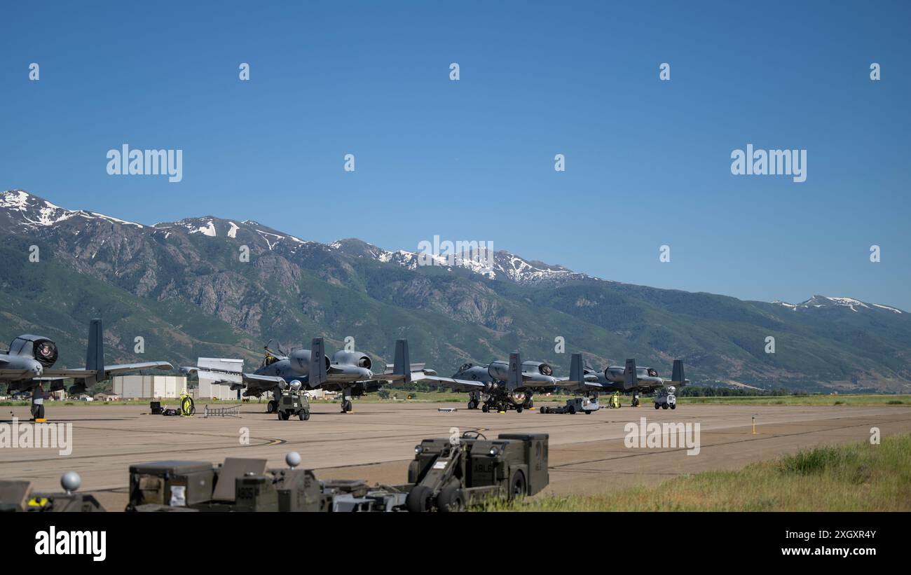 A-10 Thunderbolt IIS de la 124e escadre de chasse de la Garde nationale aérienne de l’Idaho est assis sur la ligne de vol à la base aérienne de Hill, Utah, le 11 juin 2024. Les avions étaient en Utah pour soutenir un exercice de programme d'évaluation de systèmes d'armes. (Photo de la Garde nationale aérienne des États-Unis par le Sgt-maître principal Joshua C. Allmaras) Banque D'Images