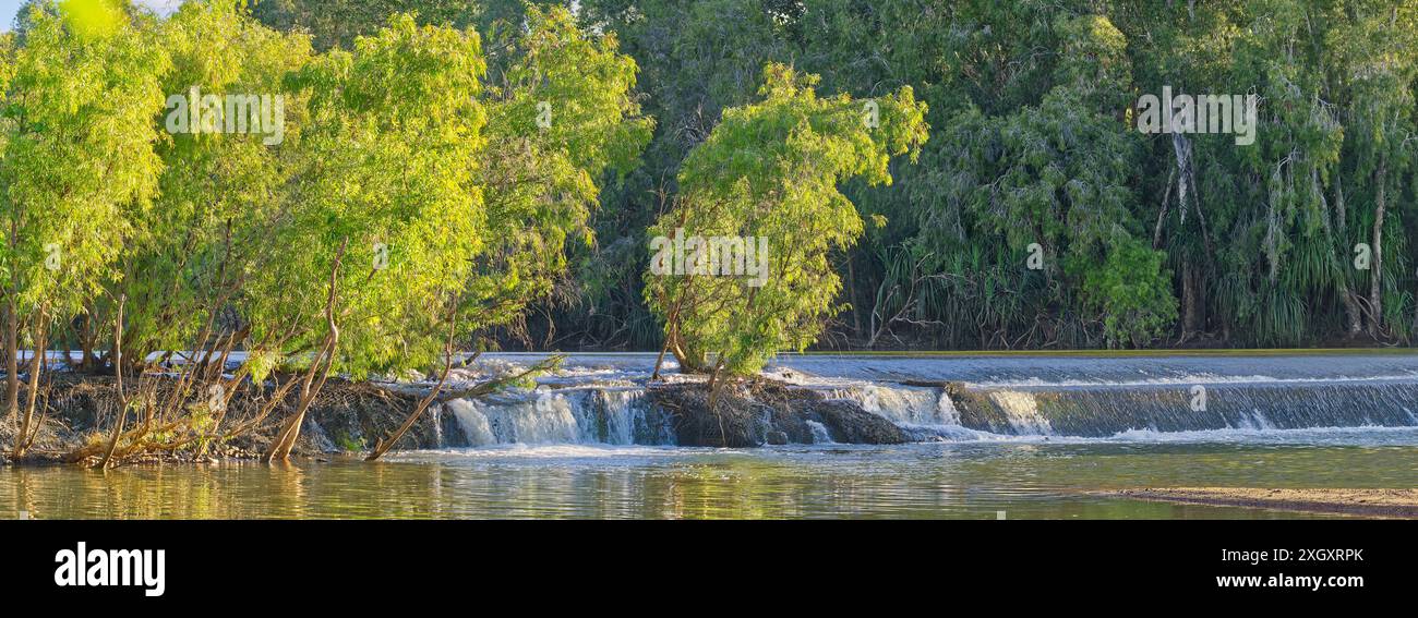Image de rapides en cascade sur la rivière Escott inondant la route traversant dans la lumière de fin d'après-midi près de Burketown, golfe de Carpentaria, Queensland, Australie Banque D'Images