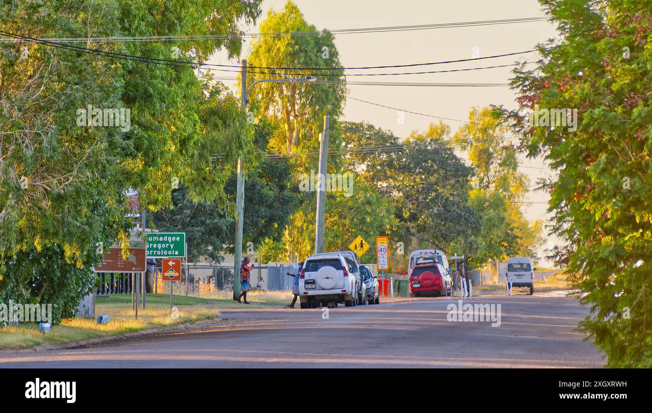 Image téléphoto de la rue locale avec des arbres, des voitures, des gens à Burketown, Golfe de Carpentaria, Queensland, Australie Banque D'Images