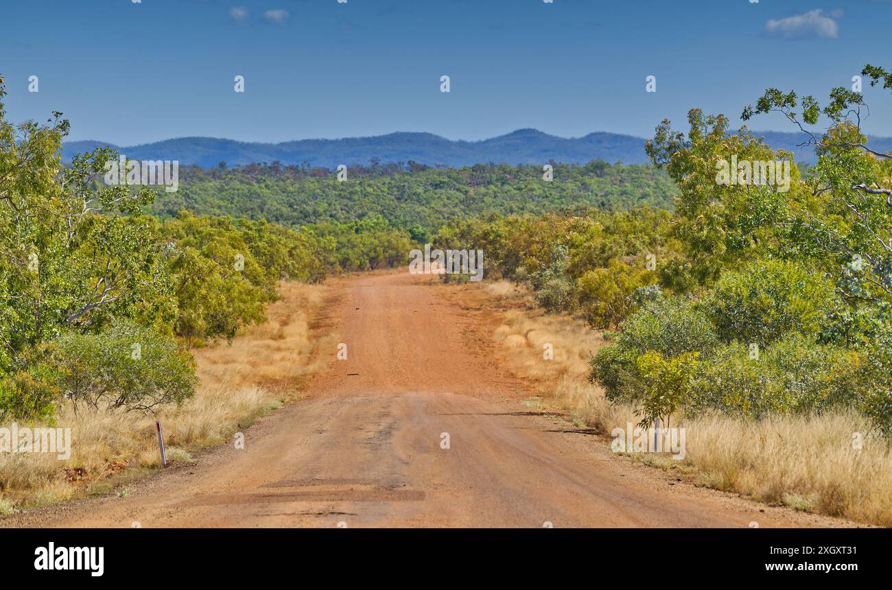 Fin du bitume sur une route de terre isolée de l'Outback 4x4 entre Gregory Downs et Lawn Hill avec des chaînes et des forêts lointaines, Queensland, Australie Banque D'Images