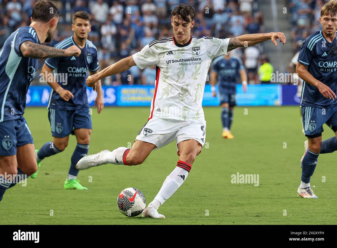 Kansas City, KS, États-Unis. 10 juillet 2024. L'attaquant du FC Dallas Petar Musa (9) tire un premier demi-tir au but qui est bloqué par le gardien sportif Tim Melia (29) de Kansas City au Childrens Mercy Park à Kansas City, KS. David Smith/CSM/Alamy Live News Banque D'Images