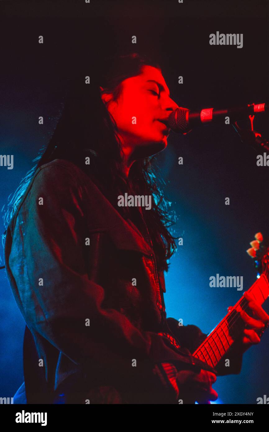 Août 1994 : Mary Lorson, auteure-compositrice, chanteuse et guitariste du groupe de rock alternatif Madder Rose basé à New York, se produit au Reading Festival en Angleterre. Le groupe joue au Melody Maker Stage le samedi 27 août 1994. Madder Rose a cessé d'enregistrer et de tourner en 1999 mais s'est reformé en 2015 et est toujours actif. Banque D'Images
