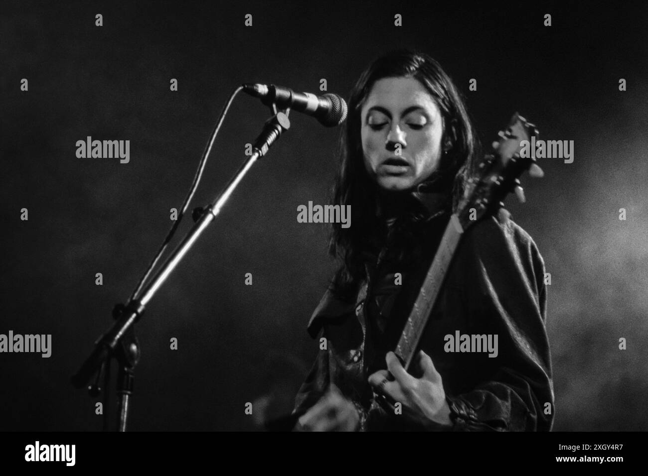 Août 1994 : Mary Lorson, auteure-compositrice, chanteuse et guitariste du groupe de rock alternatif Madder Rose basé à New York, se produit au Reading Festival en Angleterre. Le groupe joue au Melody Maker Stage le samedi 27 août 1994. Madder Rose a cessé d'enregistrer et de tourner en 1999 mais s'est reformé en 2015 et est toujours actif. Banque D'Images