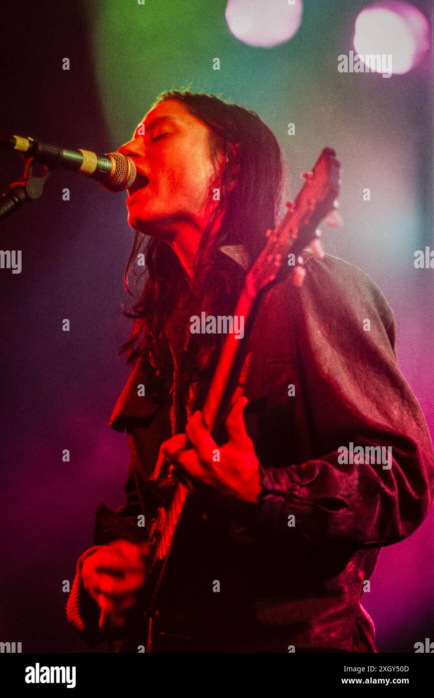 Août 1994 : Mary Lorson, auteure-compositrice, chanteuse et guitariste du groupe de rock alternatif Madder Rose basé à New York, se produit au Reading Festival en Angleterre. Le groupe joue au Melody Maker Stage le samedi 27 août 1994. Madder Rose a cessé d'enregistrer et de tourner en 1999 mais s'est reformé en 2015 et est toujours actif. Banque D'Images