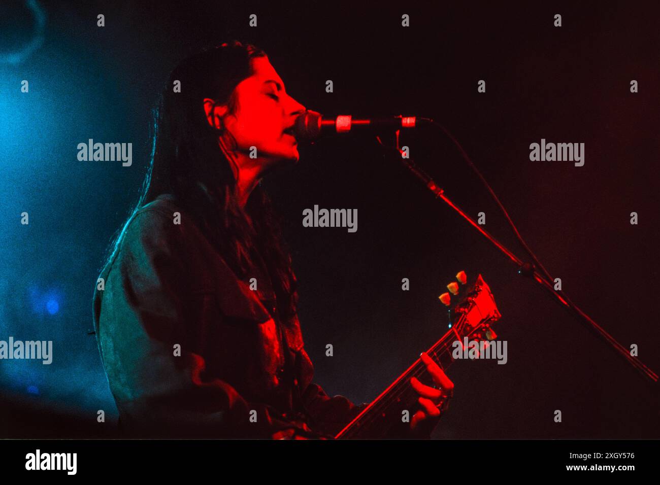 Août 1994 : Mary Lorson, auteure-compositrice, chanteuse et guitariste du groupe de rock alternatif Madder Rose basé à New York, se produit au Reading Festival en Angleterre. Le groupe joue au Melody Maker Stage le samedi 27 août 1994. Madder Rose a cessé d'enregistrer et de tourner en 1999 mais s'est reformé en 2015 et est toujours actif. Banque D'Images