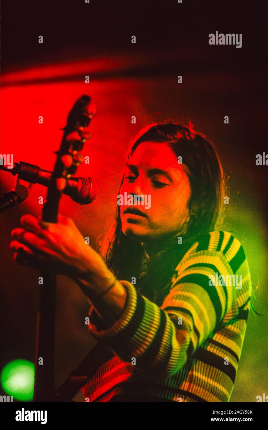 Août 1994 : Mary Lorson, auteure-compositrice, chanteuse et guitariste du groupe de rock alternatif Madder Rose basé à New York, se produit au Reading Festival en Angleterre. Le groupe joue au Melody Maker Stage le samedi 27 août 1994. Madder Rose a cessé d'enregistrer et de tourner en 1999 mais s'est reformé en 2015 et est toujours actif. Banque D'Images