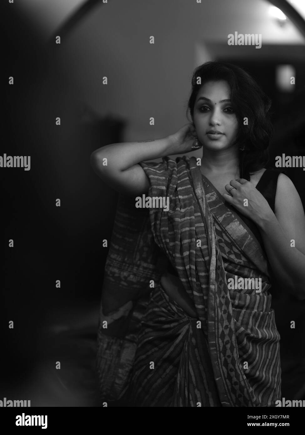 Femme dans des photos de mode cacusal saree Banque D'Images