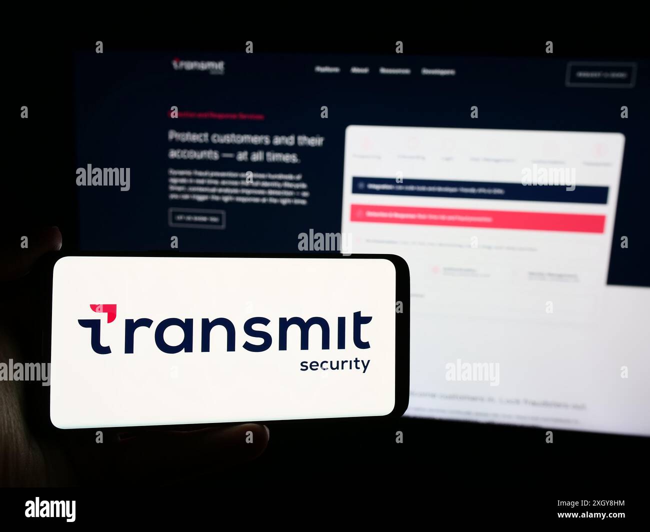 Personne tenant un smartphone avec le logo de la société de cybersécurité Transmit Security Inc en face du site Web. Concentrez-vous sur l'affichage du téléphone. Banque D'Images