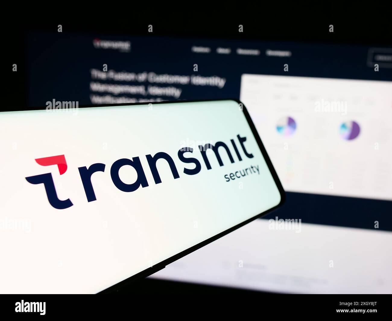 Téléphone portable avec logo de la société de cybersécurité Transmit Security Inc devant le site Web de l'entreprise. Mettez l'accent sur le centre-gauche de l'écran du téléphone. Banque D'Images