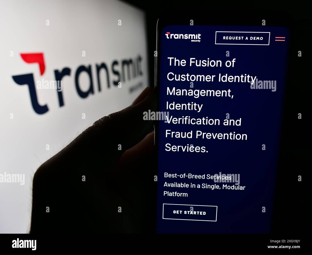 Personne tenant un smartphone avec la page Web de la société de cybersécurité Transmit Security Inc devant le logo. Concentrez-vous sur le centre de l'écran du téléphone. Banque D'Images