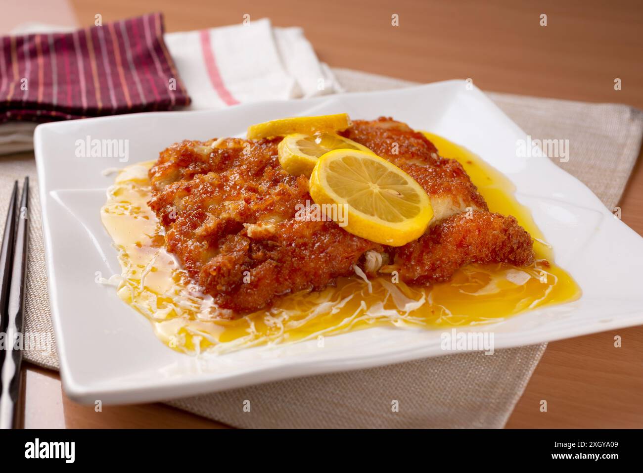 Une assiette de poulet chinois au citron. Banque D'Images