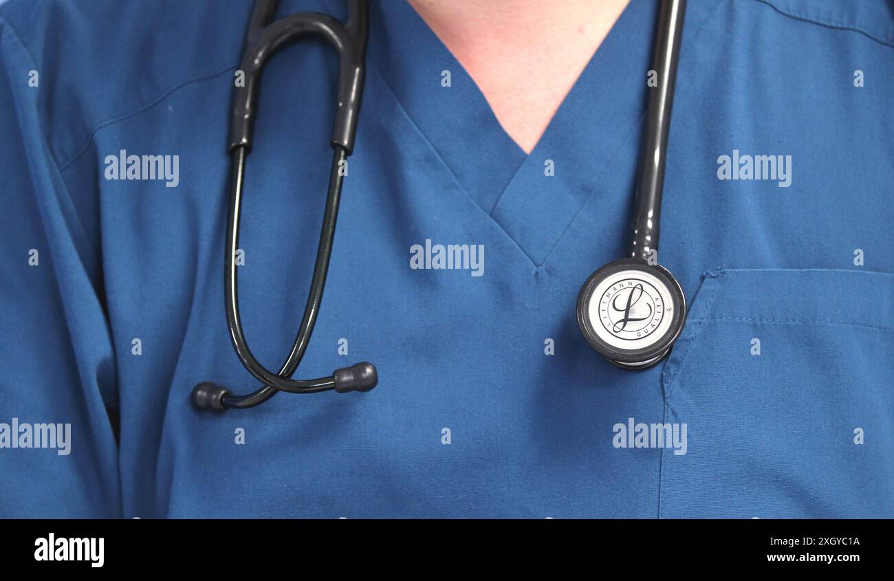 Photo du dossier datée du 15/08/14 d'un médecin tenant un stéthoscope. Le Royal College of Physicians, le Royal College of Physicians d'Édimbourg et le Royal College of Physicians and Surgeons de Glasgow ont déclaré que le nouveau gouvernement devait faire plus pour retenir les médecins hospitaliers confirmés, car les consultants hospitaliers sont «privés de leurs droits» car ils se sentent «surmenés et sous-évalués». Date d'émission : jeudi 11 juillet 2024. Banque D'Images