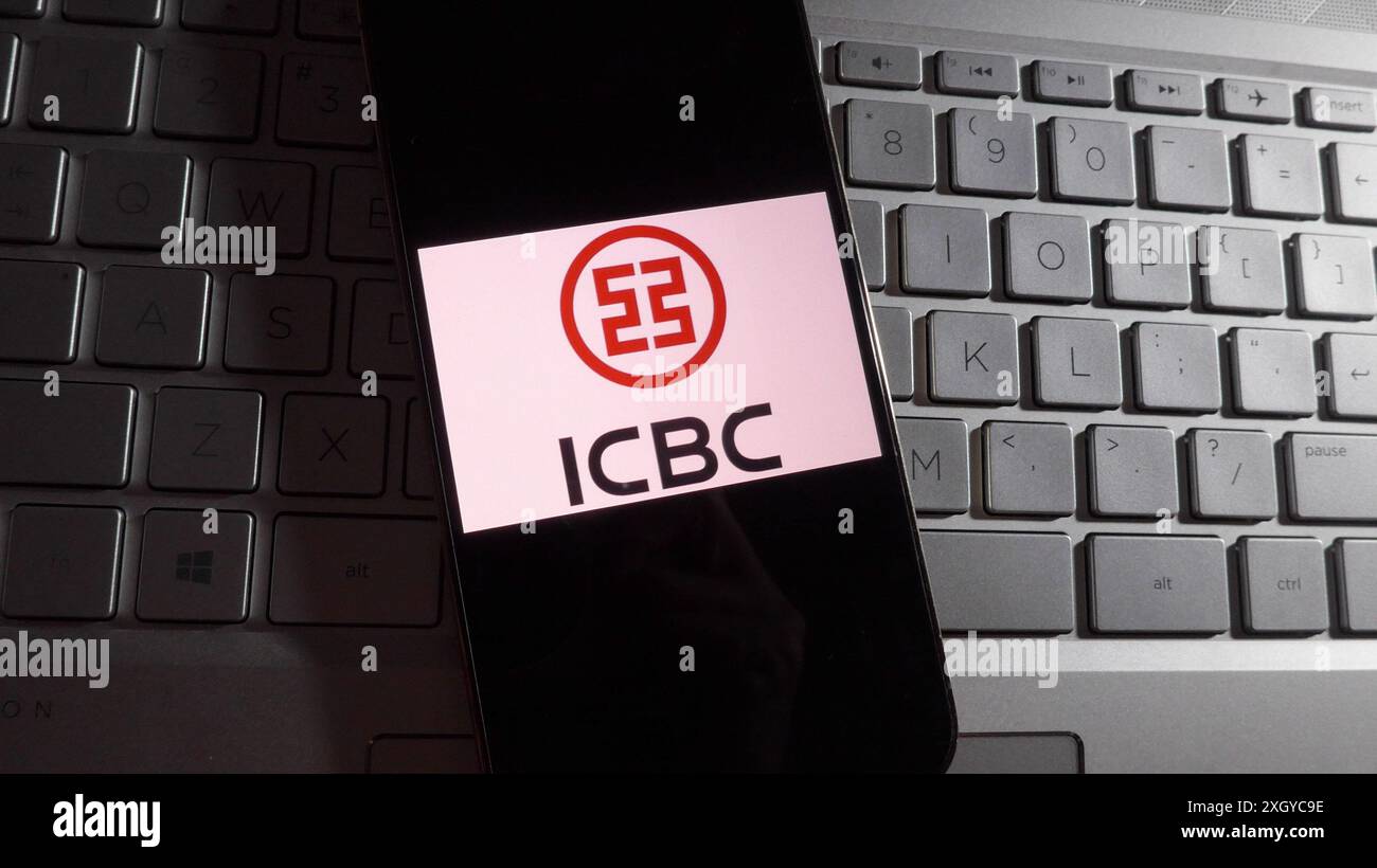 Hong Kong, Chine. 09 juillet 2024. Dans cette illustration photo, le logo ICBC est affiché sur un smartphone avec un arrière-plan de travail. (Photo de Serene Lee/SOPA images/SIPA USA) *** strictement à des fins éditoriales *** crédit : SIPA USA/Alamy Live News Banque D'Images