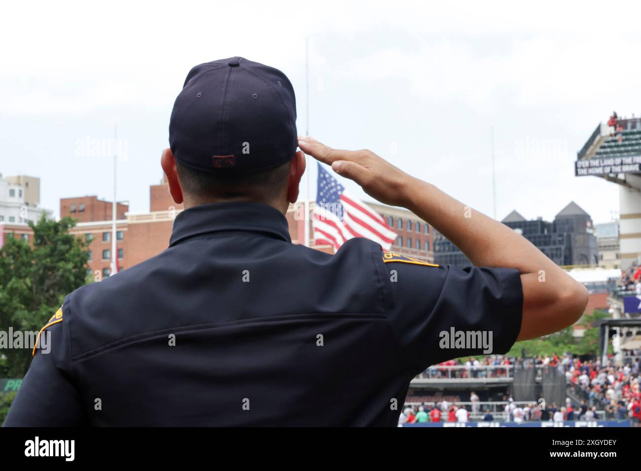 Un policier salit le drapeau américain pendant l'hymne national avant un match entre les Giants de San Francisco et les Guardians de Cleveland au progressive Field le 6 juillet 2024 à Cleveland, Ohio. (Photo de Brandon Sloter/image du sport) Banque D'Images
