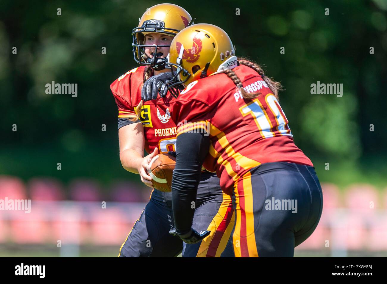 Steffi Richter (3, QB, Regensburg Phoenix Ladies) mit Corinna Niedermeier (10, FB, Regensburg Phoenix Ladies) GER, Regensburg Phoenix vs Allgaeu Comets Ladies, American Football, DBL2, saison 2024, week 6, 06.07.2024, Foto : Eibner-Pressefoto/Florian Wolf Banque D'Images