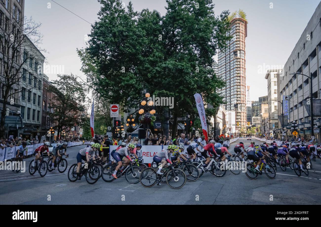 Vancouver, Canada. 10 juillet 2024. Les cyclistes participent à la course professionnelle féminine au 51e Gastown Grand Prix à Vancouver, Colombie-Britannique, Canada, le 10 juillet 2024. Crédit : Liang Sen/Xinhua/Alamy Live News Banque D'Images