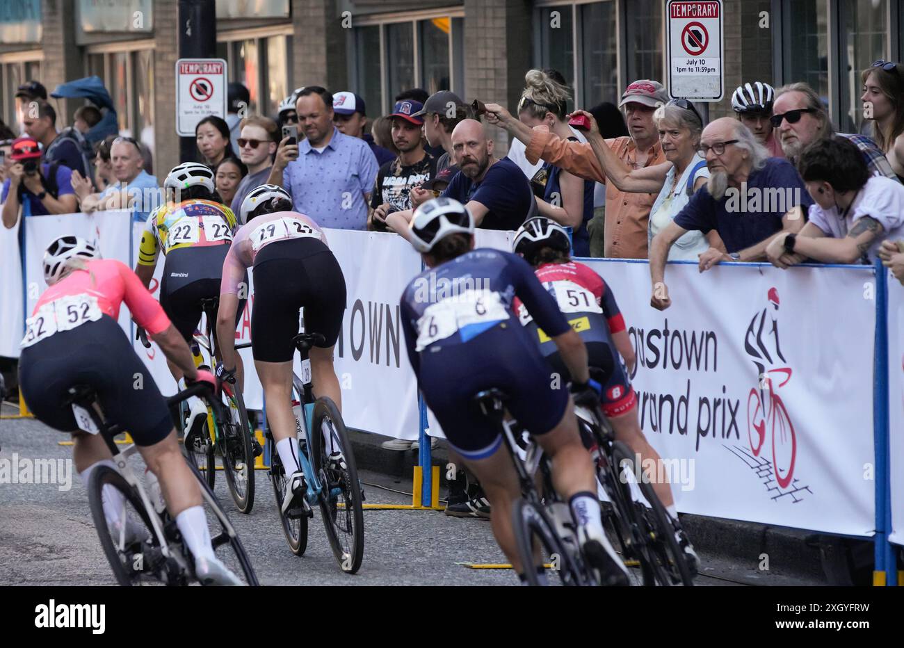 Vancouver, Canada. 10 juillet 2024. Les spectateurs encouragent les cyclistes alors qu'ils participent à la course Pro Women's lors du 51e Gastown Grand Prix à Vancouver, Colombie-Britannique, Canada, le 10 juillet 2024. Crédit : Liang Sen/Xinhua/Alamy Live News Banque D'Images