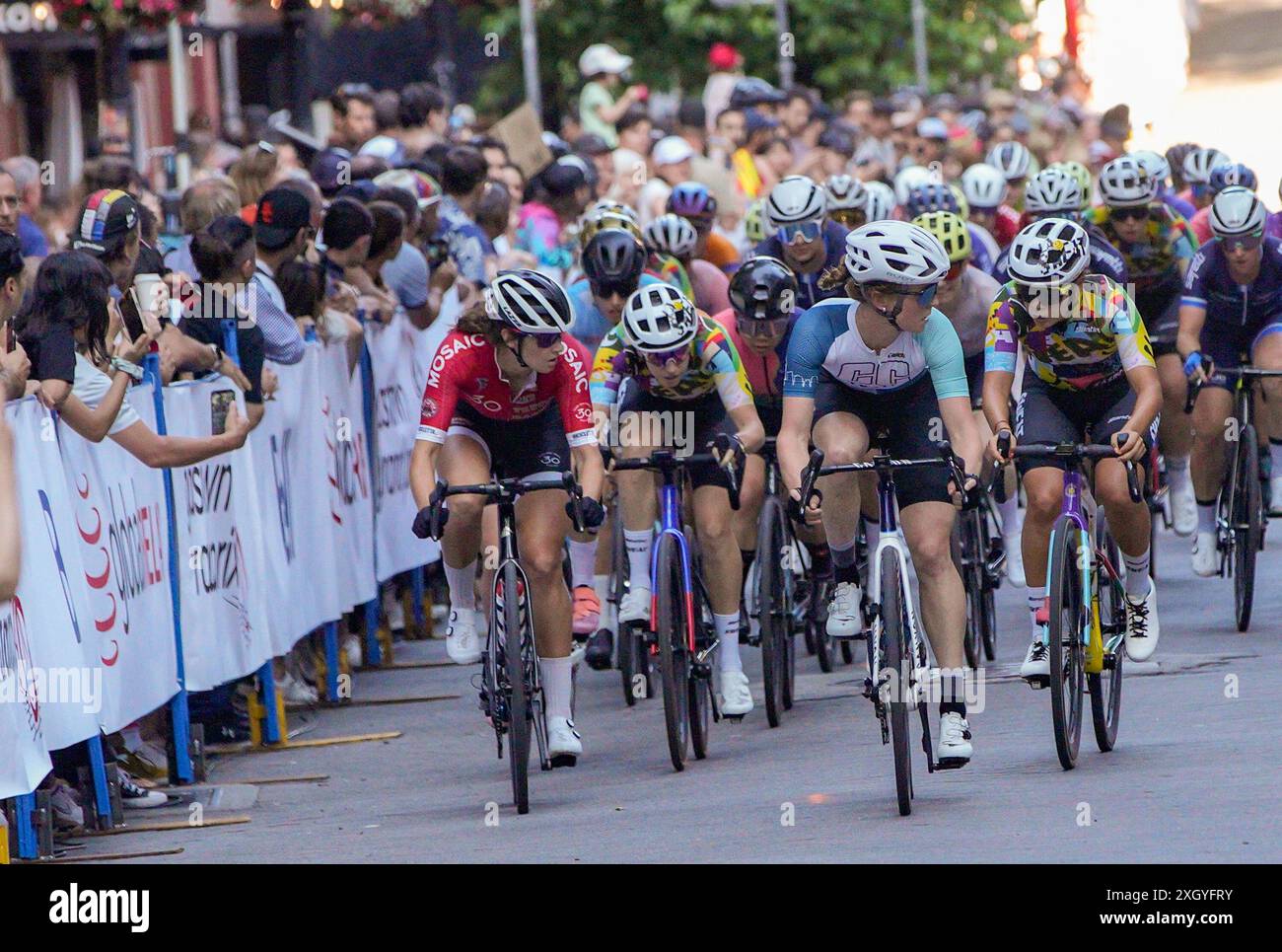 Vancouver, Canada. 10 juillet 2024. Les cyclistes participent à la course professionnelle féminine au 51e Gastown Grand Prix à Vancouver, Colombie-Britannique, Canada, le 10 juillet 2024. Crédit : Liang Sen/Xinhua/Alamy Live News Banque D'Images