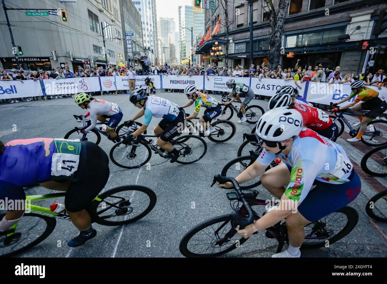 Vancouver, Canada. 10 juillet 2024. Les cyclistes participent à la course professionnelle féminine au 51e Gastown Grand Prix à Vancouver, Colombie-Britannique, Canada, le 10 juillet 2024. Crédit : Liang Sen/Xinhua/Alamy Live News Banque D'Images