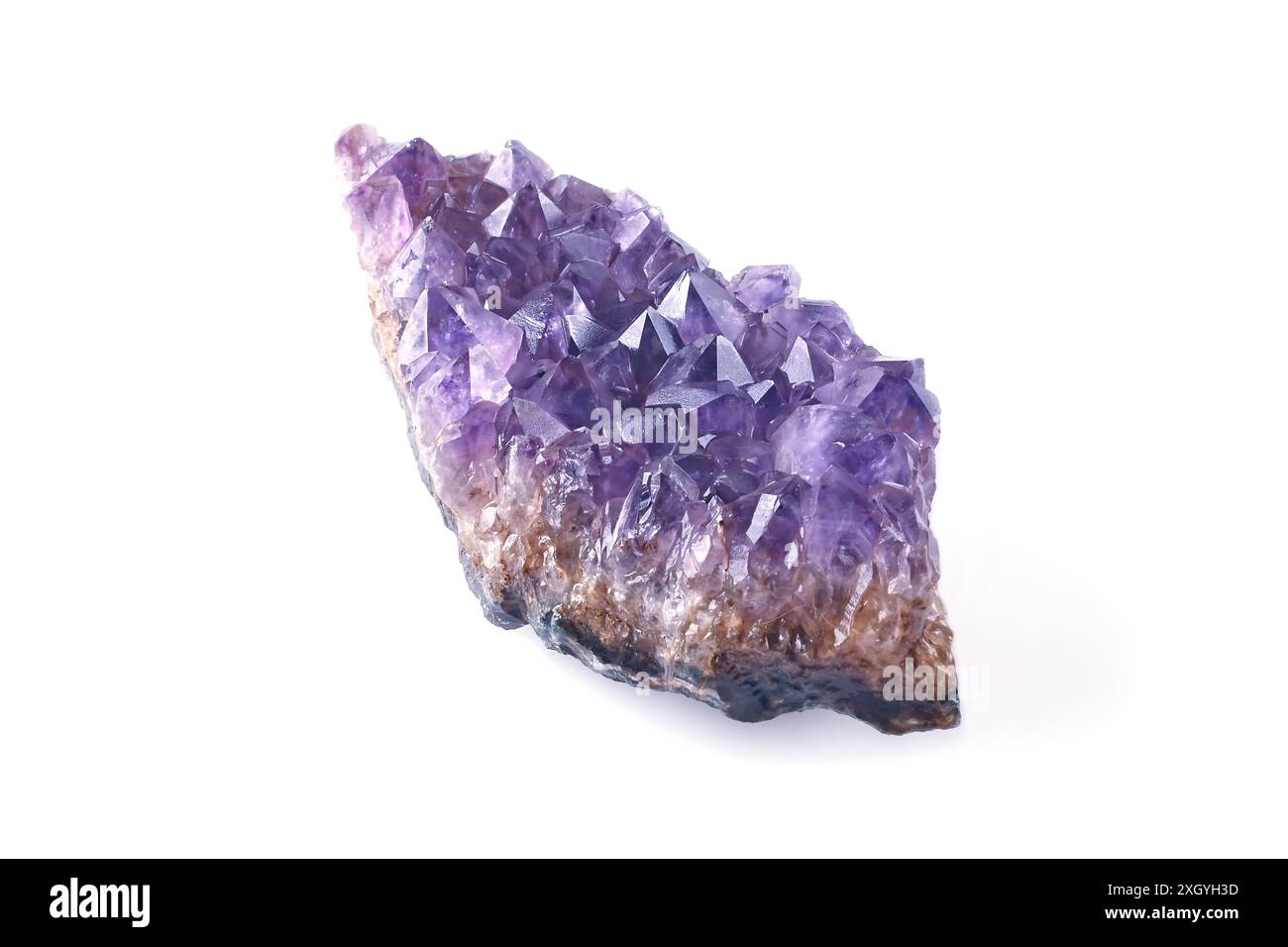 Améthyste violet brillant isolé sur fond blanc. Banque D'Images
