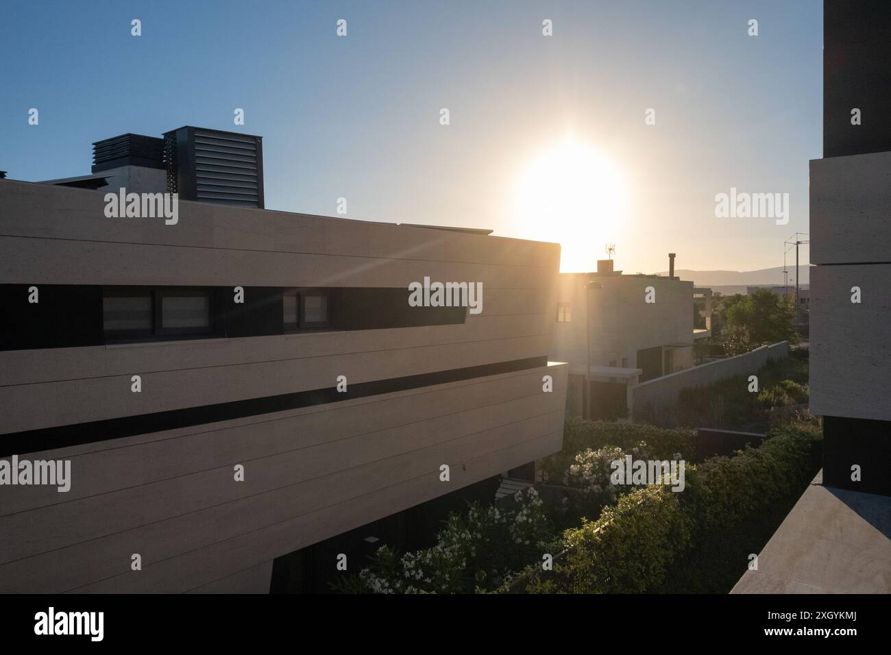Certaines maisons modernes ont des panneaux solaires photovoltaïques avec un coucher de soleil en arrière-plan. Le concept d'économiser l'énergie et de prendre soin de la planète Banque D'Images