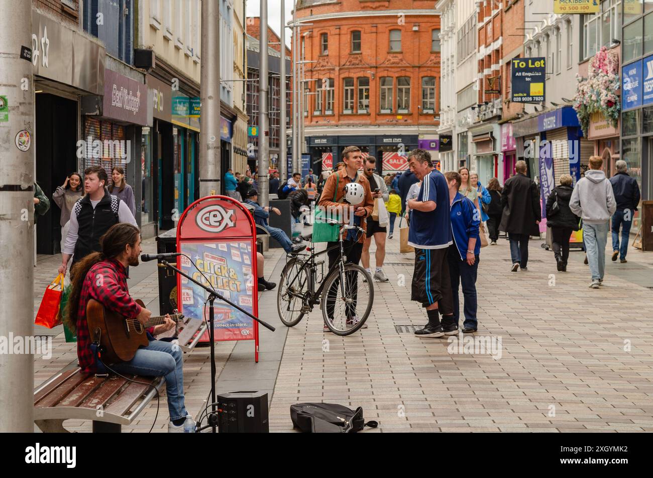 Belfast , Comté d'Antrim Irlande du Nord 05 juillet 2024 - Busker jouant de la guitare dans Ann Street Belfast City Centre Banque D'Images