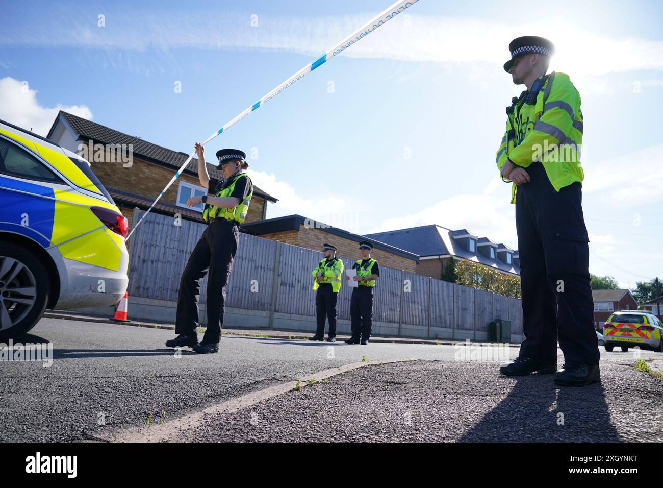 Policiers sur les lieux à Ashlyn Close, Bushey, Hertfordshire, où Carol Hunt, 61 ans, L'épouse du commentateur de BBC Five Live Racing John Hunt, et deux de leurs filles, Hannah, 28 ans, et Louise, 25 ans, ont été tués dans une attaque d'arbalète à leur domicile, mardi. Le suspect de triple meurtre, Kyle Clifford, 26 ans, a été retrouvé blessé au cimetière Lavender Hill à Enfield, au nord de Londres, mercredi après-midi et a été emmené dans un grand centre de traumatologie où il est toujours soigné. Date de la photo : jeudi 11 juillet 2024. Banque D'Images