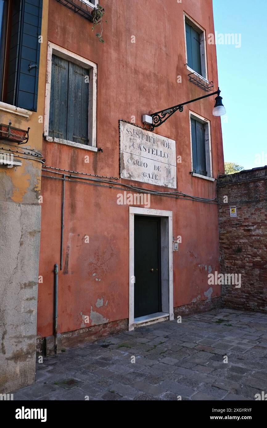 Se perdre à Venise, vous cherchez des panneaux de localisation peints à la main sur les murs, ici au-dessus d'une porte anonyme, Sestiere Di Castello - Campo de le Gate Banque D'Images