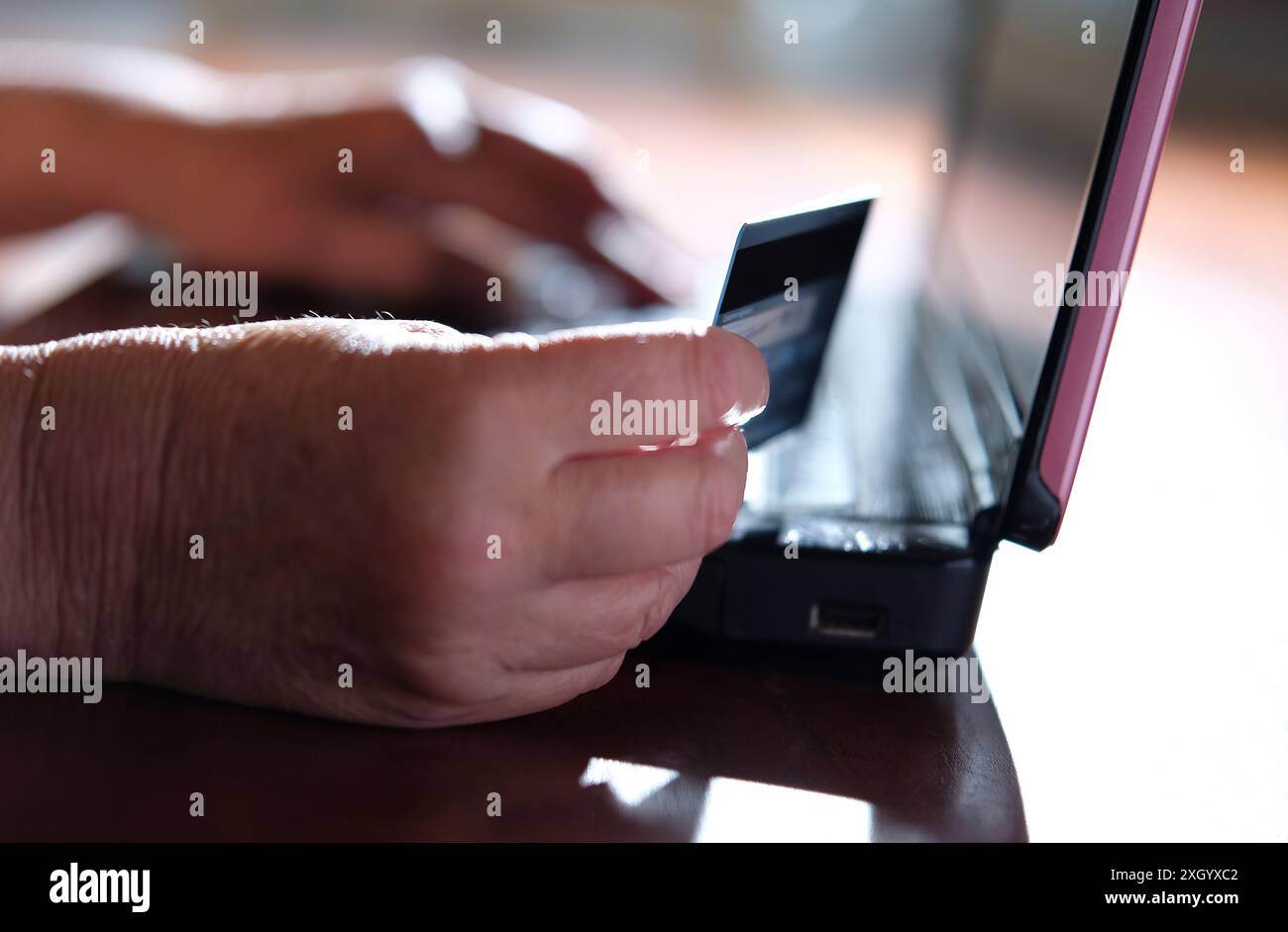 personne âgée utilisant la carte de crédit pour l'achat en ligne Banque D'Images personne âgée utilisant la carte de crédit pour l'achat en ligne Banque D'Images