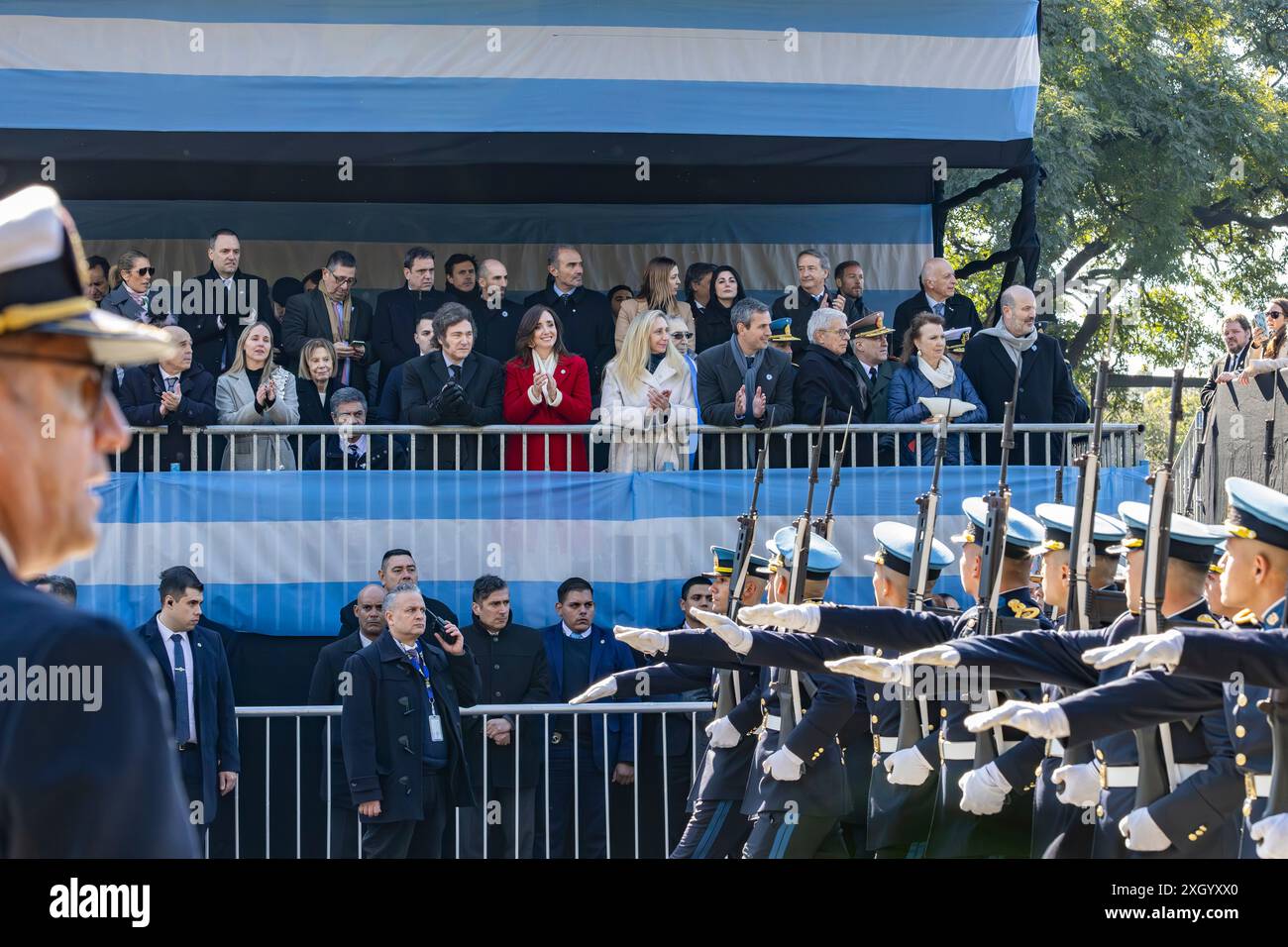 Buenos Aires, Argentine. 09 juillet 2024. Un groupe de soldats défilent devant la boîte officielle où se tiennent le président Javier Milei et les membres les plus importants de son gouvernement. Dans la ville de Buenos Aires, vers 11h00, le défilé du 9 juillet, jour de la déclaration de l'indépendance de la République Argentine, a eu lieu. L'acte a été présidé par le Président Javier Milei, accompagné de ses principaux responsables. Les vétérans de la guerre des Malvinas menaient le défilé. Crédit : SOPA images Limited/Alamy Live News Banque D'Images