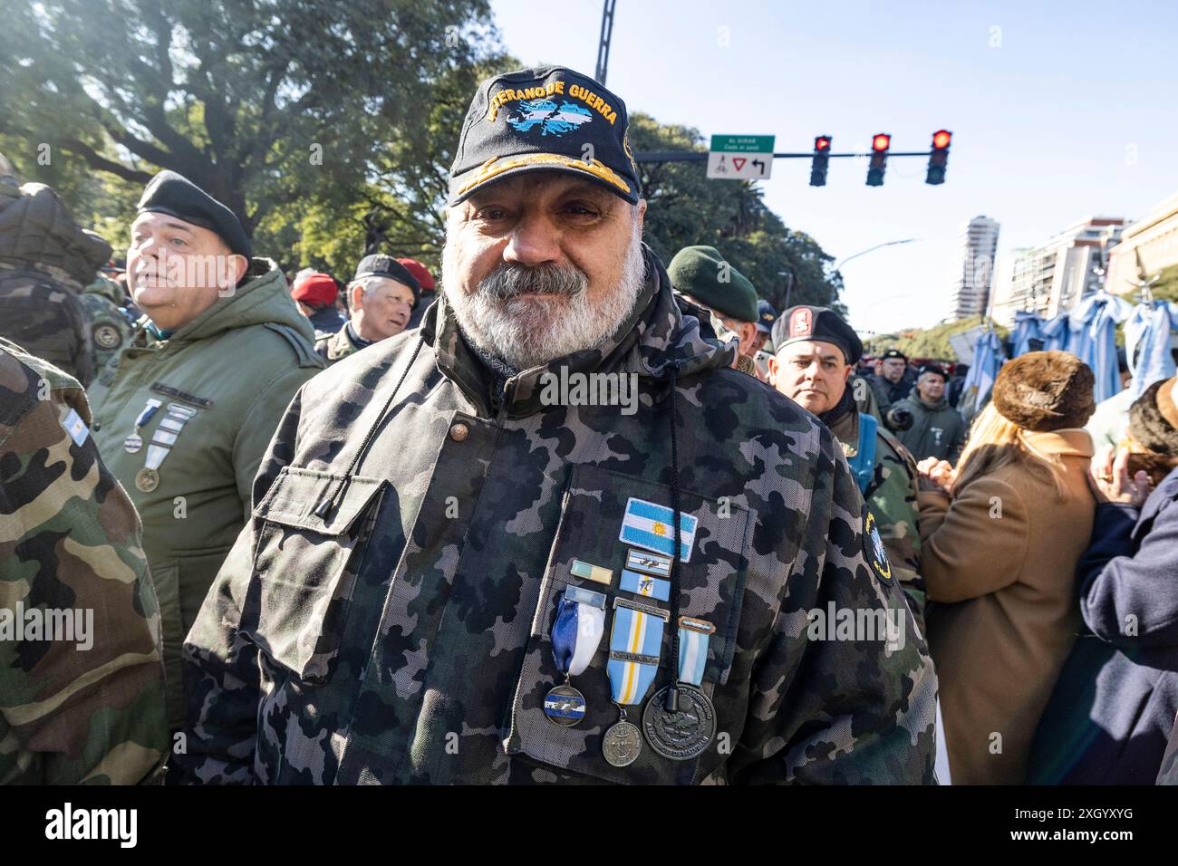 Buenos Aires, Argentine. 09 juillet 2024. Un des vétérans de la guerre des Malouines sourit à la caméra le jour de la parade du jour de l'indépendance. Dans la ville de Buenos Aires, vers 11h00, le défilé du 9 juillet, jour de la déclaration de l'indépendance de la République Argentine, a eu lieu. L'acte a été présidé par le Président Javier Milei, accompagné de ses principaux responsables. Les vétérans de la guerre des Malvinas menaient le défilé. Crédit : SOPA images Limited/Alamy Live News Banque D'Images