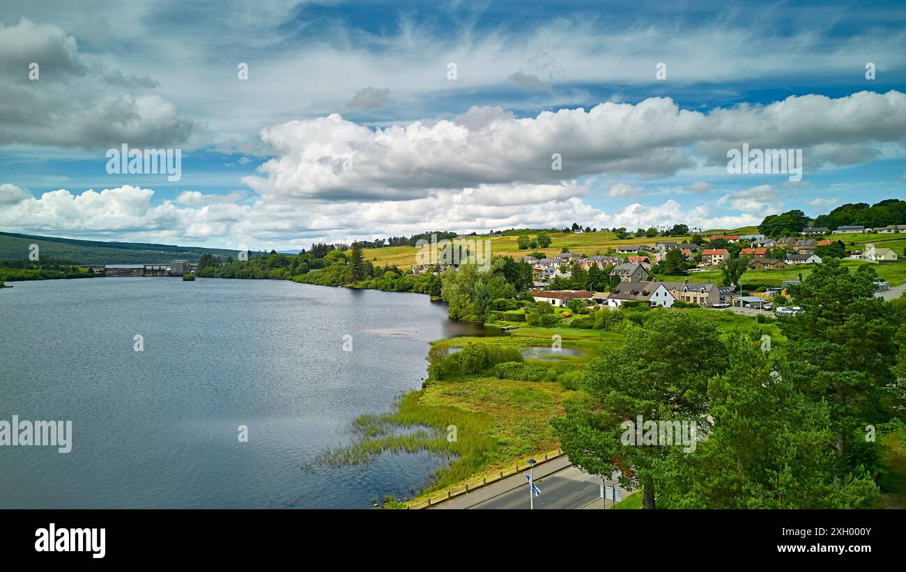 Le village de Lairg Sutherland en Écosse abrite le Loch Shin et le barrage de la centrale électrique de Lairg et un ciel bleu en été Banque D'Images