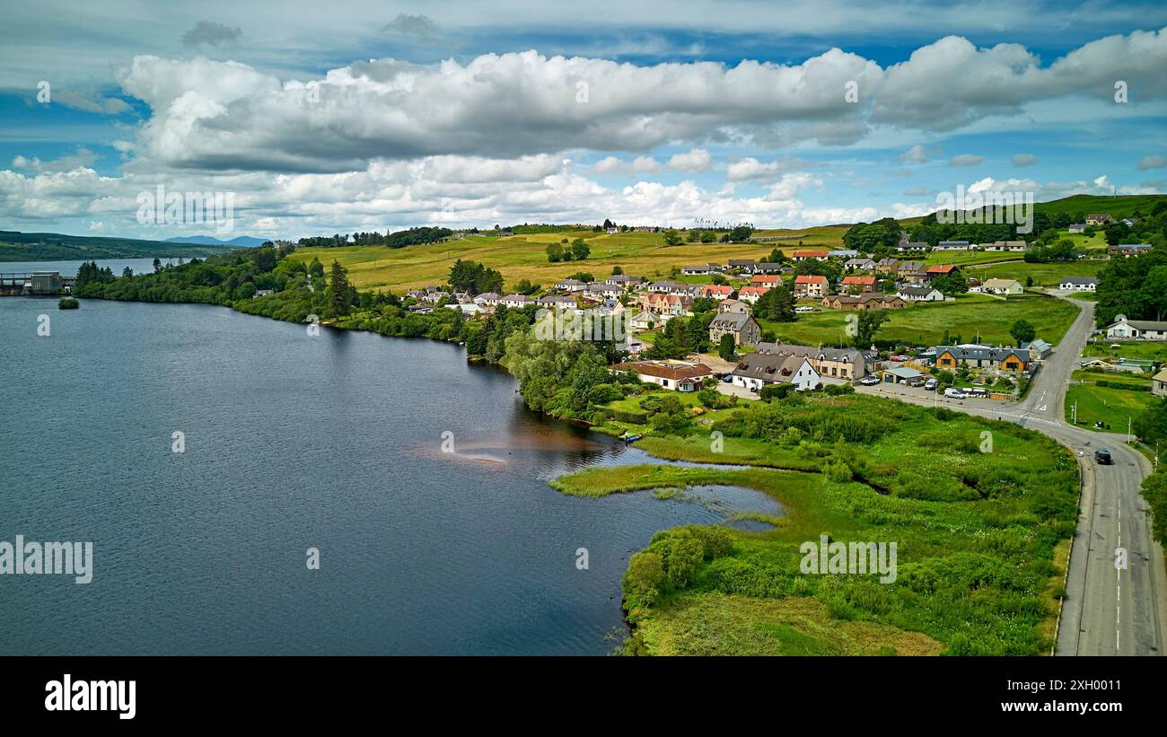 Le village de Lairg Sutherland en Écosse abrite le Loch Shin et le barrage de la centrale électrique de Lairg et la route A 836 Banque D'Images