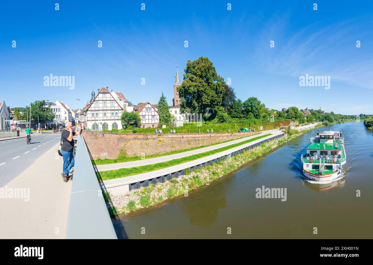 river Weser, Old Town Höxter, navire à passagers Höxter Teutoburger Wald Nordrhein-Westfalen, Rhénanie du Nord Allemagne Banque D'Images