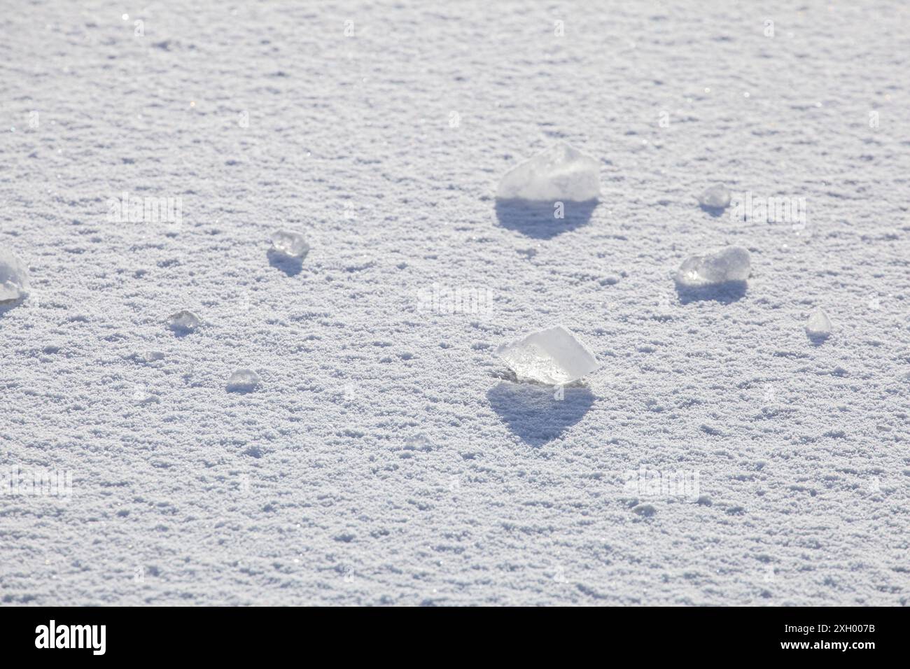 Surface de glace enneigée avec des morceaux de glace, Allemagne Banque D'Images