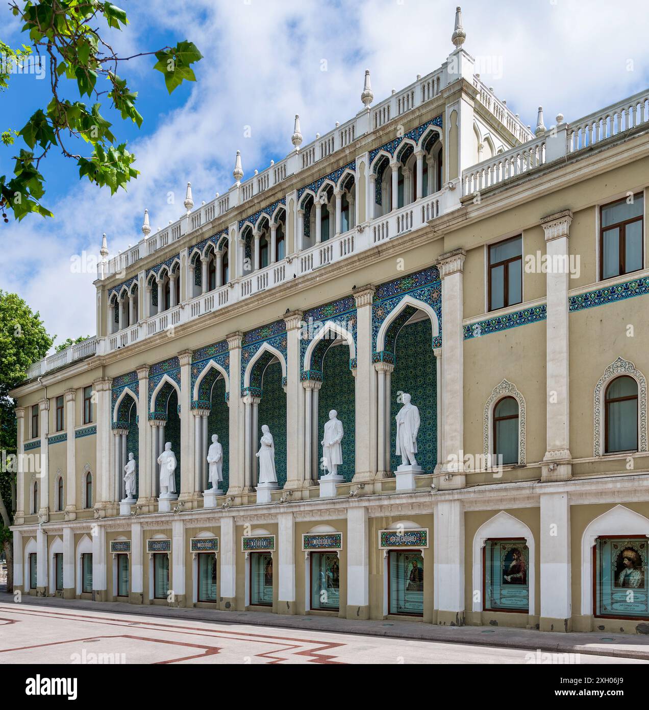 Musée Nizami d'Azerbaïdjan, avec des statues bordant la façade. Le bâtiment est décoré d'arches et de carreaux complexes, situé à Bakou près de la célèbre rue Nizami Banque D'Images