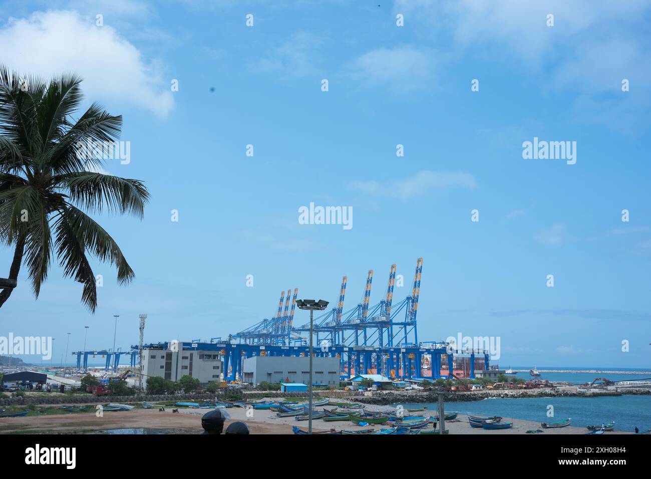 San Fernando le premier navire-mère ancre au port de Vizhinjam Banque D'Images