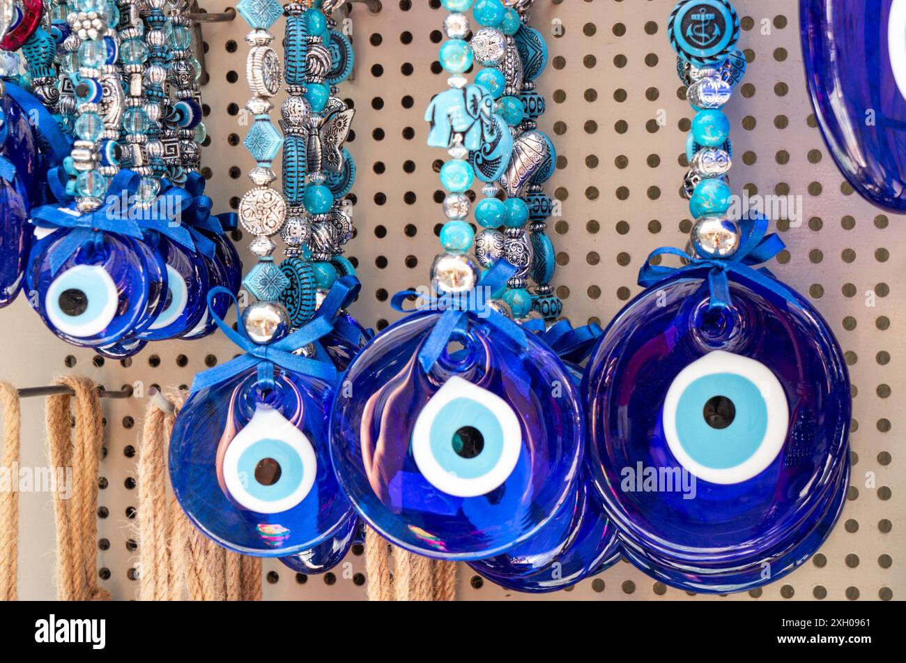 Oeil turc, amulette protectrice dans un magasin sur le marché à Athènes. Un des souvenirs les plus populaires. Banque D'Images Oeil turc, amulette protectrice dans un magasin sur le marché à Athènes. Un des souvenirs les plus populaires. Banque D'Images