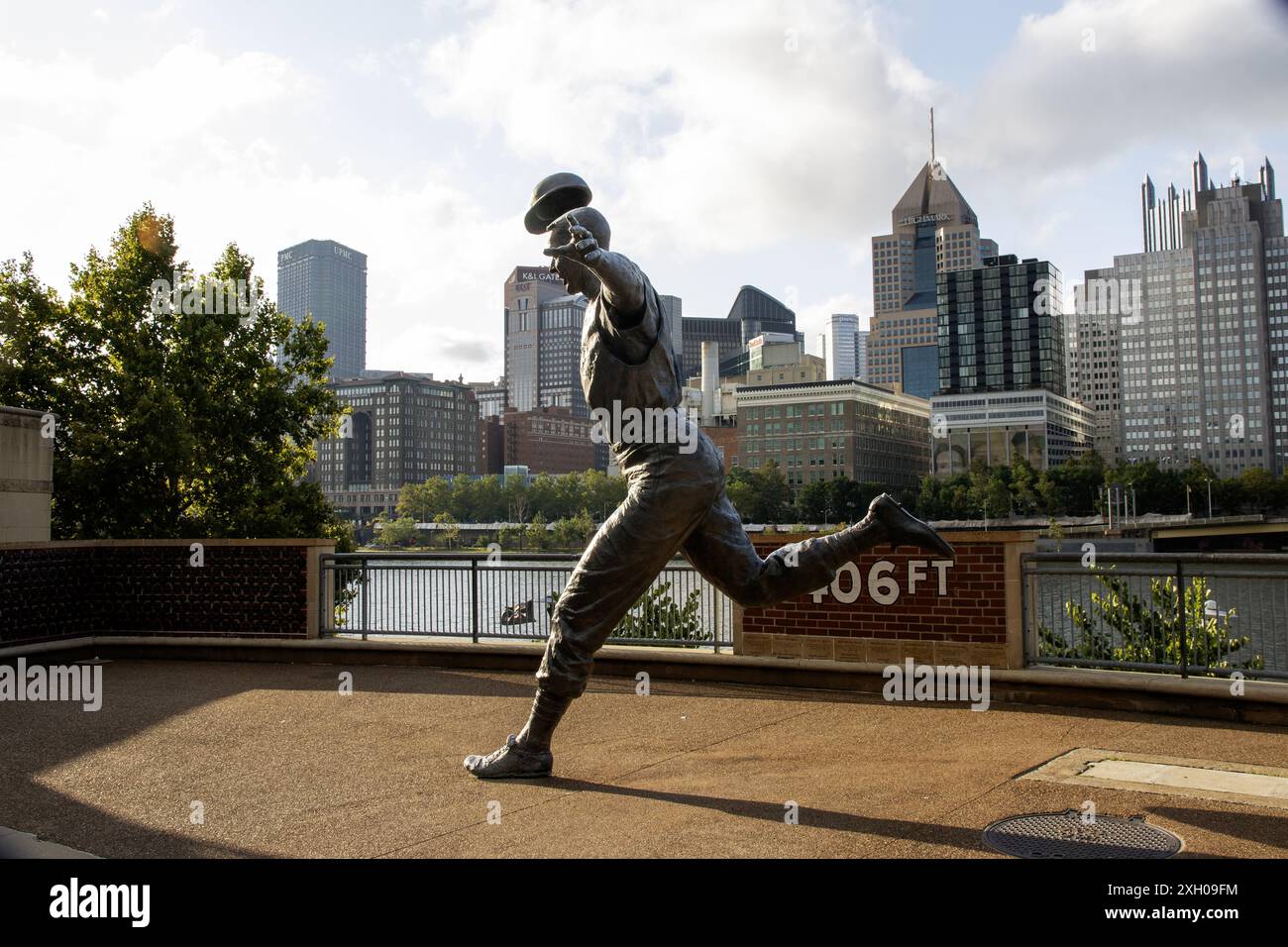 Pittsburgh, Pennsylvanie, États-Unis - 8 août 2023 : vue latérale de la statue de Bill Mazeroski à PNC Field avec la ville de Pittsburgh Pennsylvanie dans le Banque D'Images
